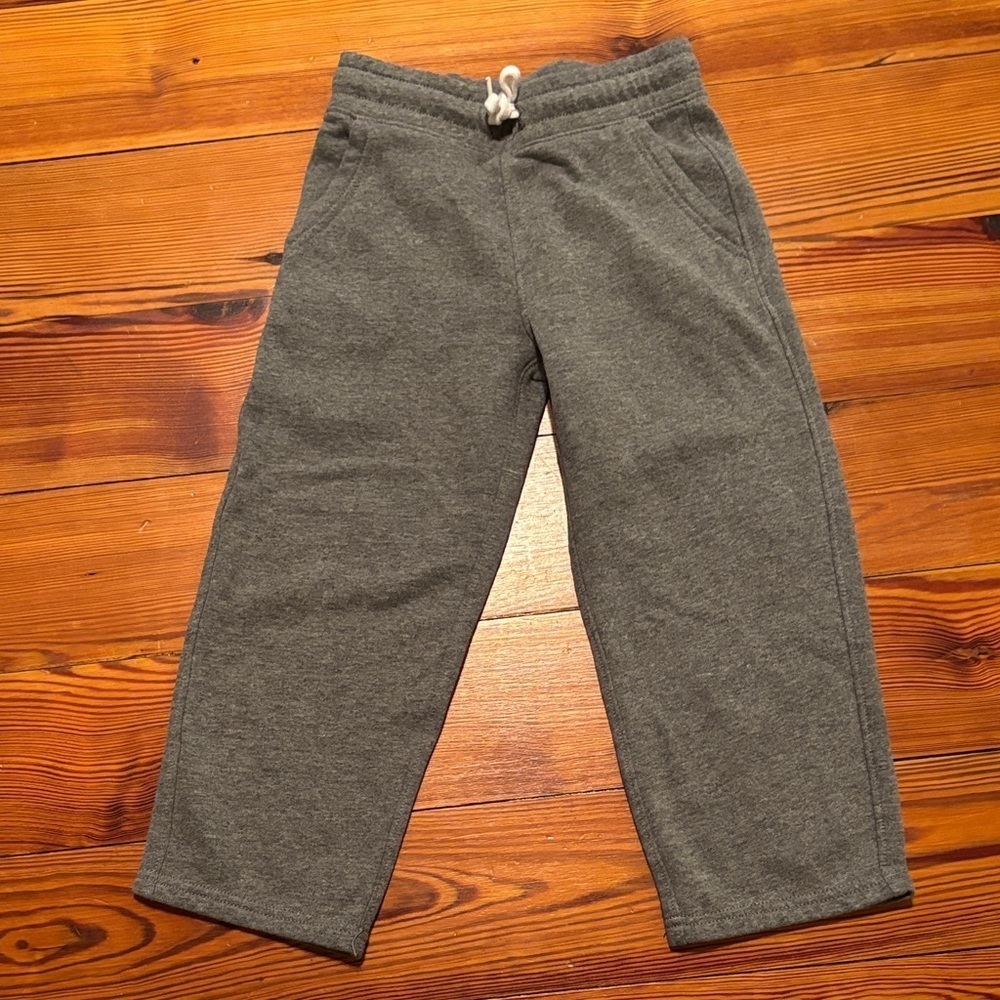 1 Pair Boys Gray Old Navy Sweatpants/Joggers
Size S (6-7)